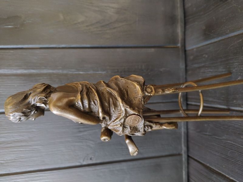 Дівчинка на стільці, бронзова татуетка 28 см 00000002 фото